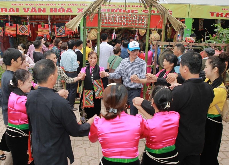Các du khách tham gia trải nghiệm các hoạt động văn hóa.