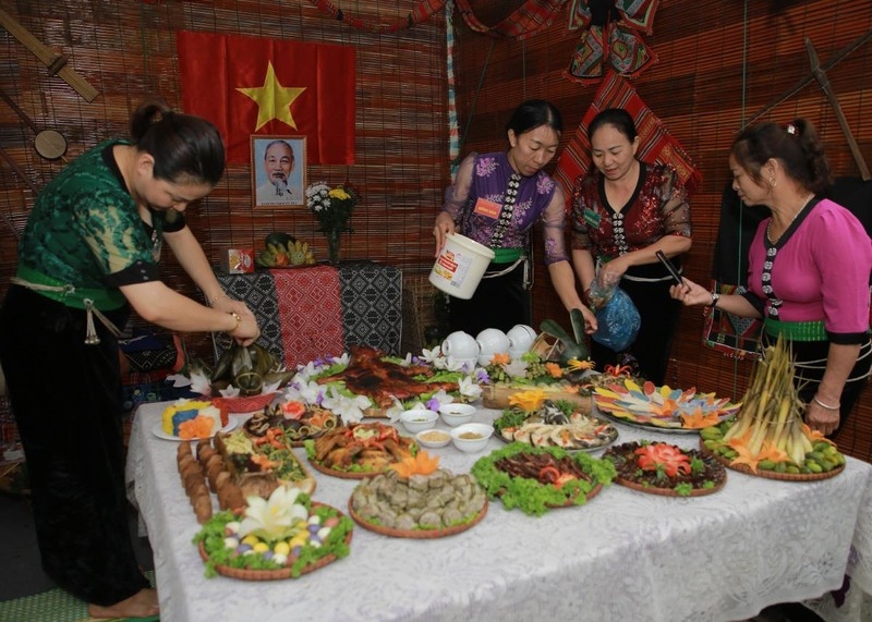 Mỗi xã, thị trấn của Mộc Châu có một mâm cơm là các món ăn dân tộc mang đặc trưng riêng của mình.