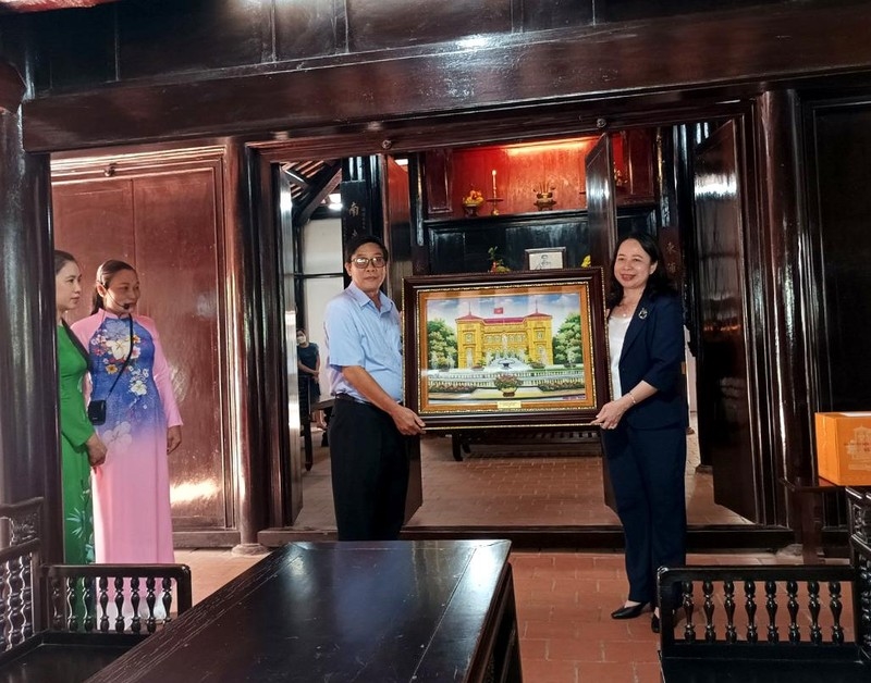 Phó Chủ tịch nước Võ Thị Ánh Xuân tặng Bảo tàng Hồ Chí Minh - Chi nhánh Bình Thuận bức tranh Phủ Chủ tịch nước tại Hà Nội.