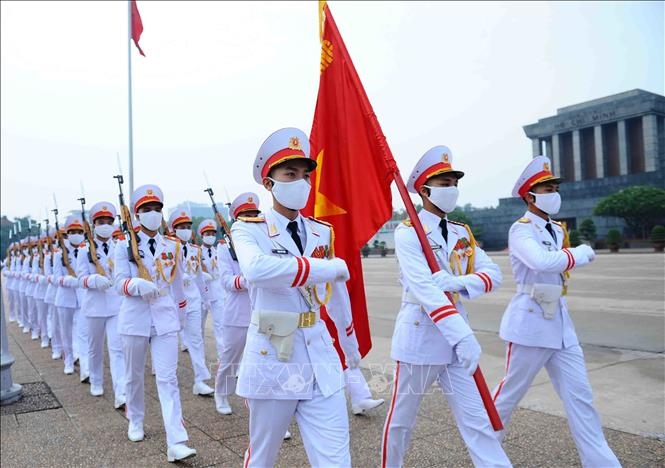 Đội hình thực hiện lễ thượng cờ gồm 37 đồng chí. Dẫn đầu là Quân kỳ quyết thắng, sau đó là 34 đồng chí tiêu binh tượng trưng cho 34 chiến sĩ đầu tiên của Đội Việt Nam tuyên truyền giải phóng quân, tiền thân của Quân đội Nhân dân Việt Nam. .