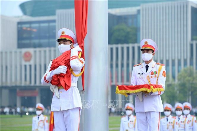 3 chiến sĩ của đội hồng kỳ nghiêm trang bước lên bục để chuẩn bị thực hiện các nghi thức chính. Lúc 5h59, chiến sĩ mang Quốc kỳ treo lên cột cờ. 