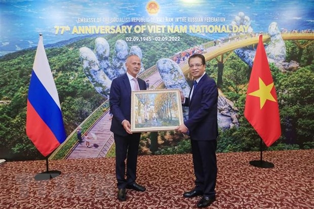 Đại sứ Đặng Minh Khôi với đại biểu đến dự Lễ kỷ niệm 77 năm Quốc khánh Việt Nam. (Ảnh: Quang Vinh/TTXVN)