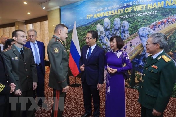 Đại sứ Đặng Minh Khôi cùng phu nhân với các đại biểu đại diện Bộ Quốc phòng LB Nga đến dự buổi lễ. (Ảnh: Trần Hiếu/TTXVN)