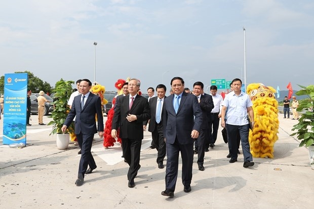 Thủ tướng Phạm Minh Chính đến dự lễ khánh thành tuyến đường cao tốc Vân Đồn - Móng Cái. (Ảnh TTXVN)