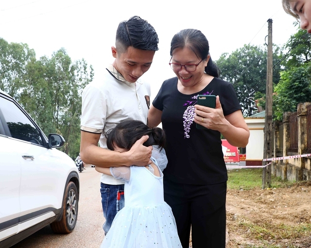 Đoàn tụ gia đình sau lễ trao quyết định đặc xá năm 2022 - Ảnh: VGP/Hải Minh