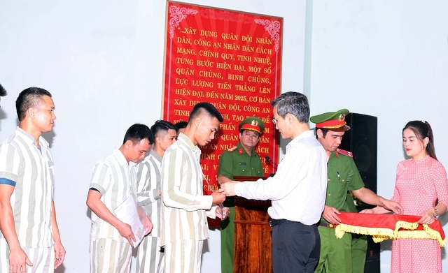 Phó Chủ nhiệm Văn phòng Chính phủ Cao Huy trao căn cước công dân cho các phạm nhân được đặc xá - Ảnh: VGP/Hải Minh
