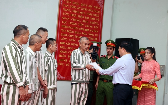 Phó Thủ tướng Thường trực Chính phủ Phạm Bình Minh trao chứng nhận đặc xá năm 2022 - Ảnh: VGP/Hải Minh
