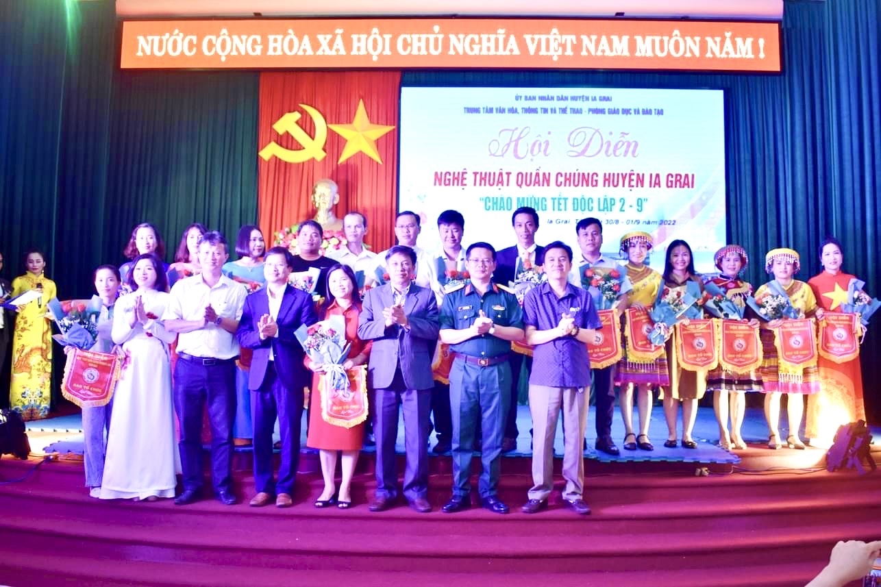 Lãnh đạo huyện Ia Grai (Gia Lai) tặng cờ lưu niệm cho các đoàn tham gia Hội diễn