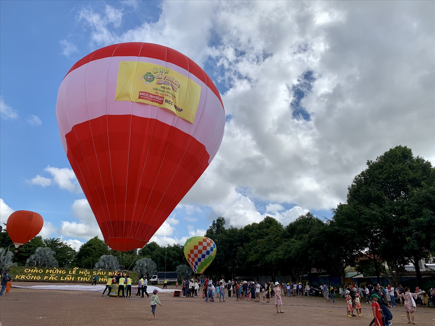 Trải nghiệm bay khinh khí cầu tại Lễ hội sầu riêng Krông Pắk | Báo ...