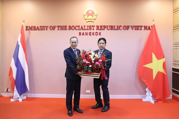 Đại sứ Lào tại Thái Lan Khamphan Anlavan trao lẵng hoa chúc mừng Quốc khánh Việt Nam. (Ảnh: Đỗ Sinh/TTXVN)