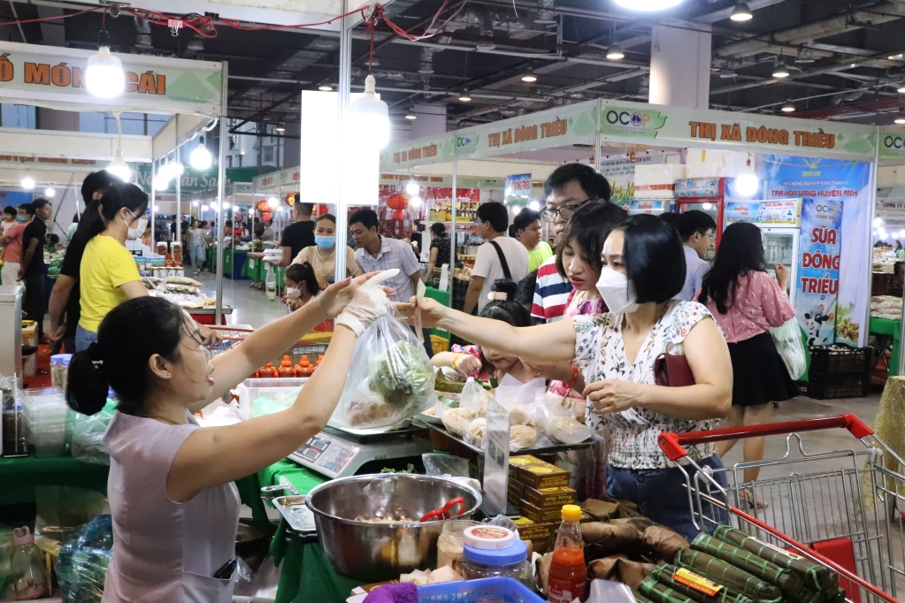 Tại Hội chợ có bán nhiều sản phẩm đến từ các vùng miền