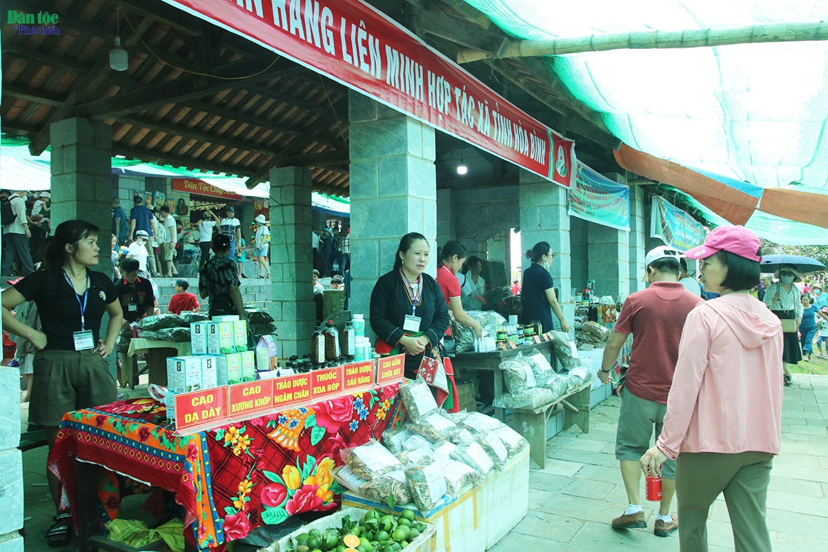 Điểm nhấn không gian hoạt động tại chợ là sắc màu văn hóa Tuyên Quang: Khoảng 15-20 gian hàng giới thiệu sản vật địa phương, các sản phẩm OCOP, ẩm thực truyền thống của các dân tộc Tuyên Quang: Thắng cố, mèn mén, rượu ngô, rau củ quả, lạp sườn, thịt trâu treo gác bếp...