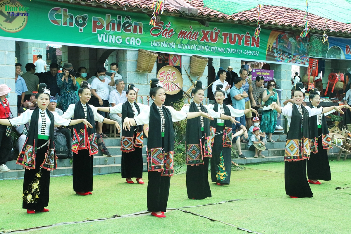Biểu diễn dân ca dân vũ, giao lưu văn hóa giữa các cộng đồng dân tộc tham gia tại Chợ vùng cao