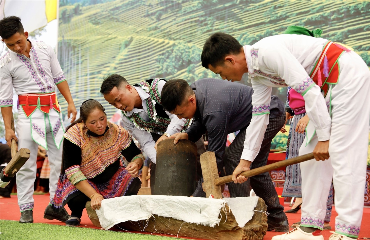 Lễ hội thi giã bánh dày, một trong những hoạt động đặc sắc của văn hóa dân tộc Mông.