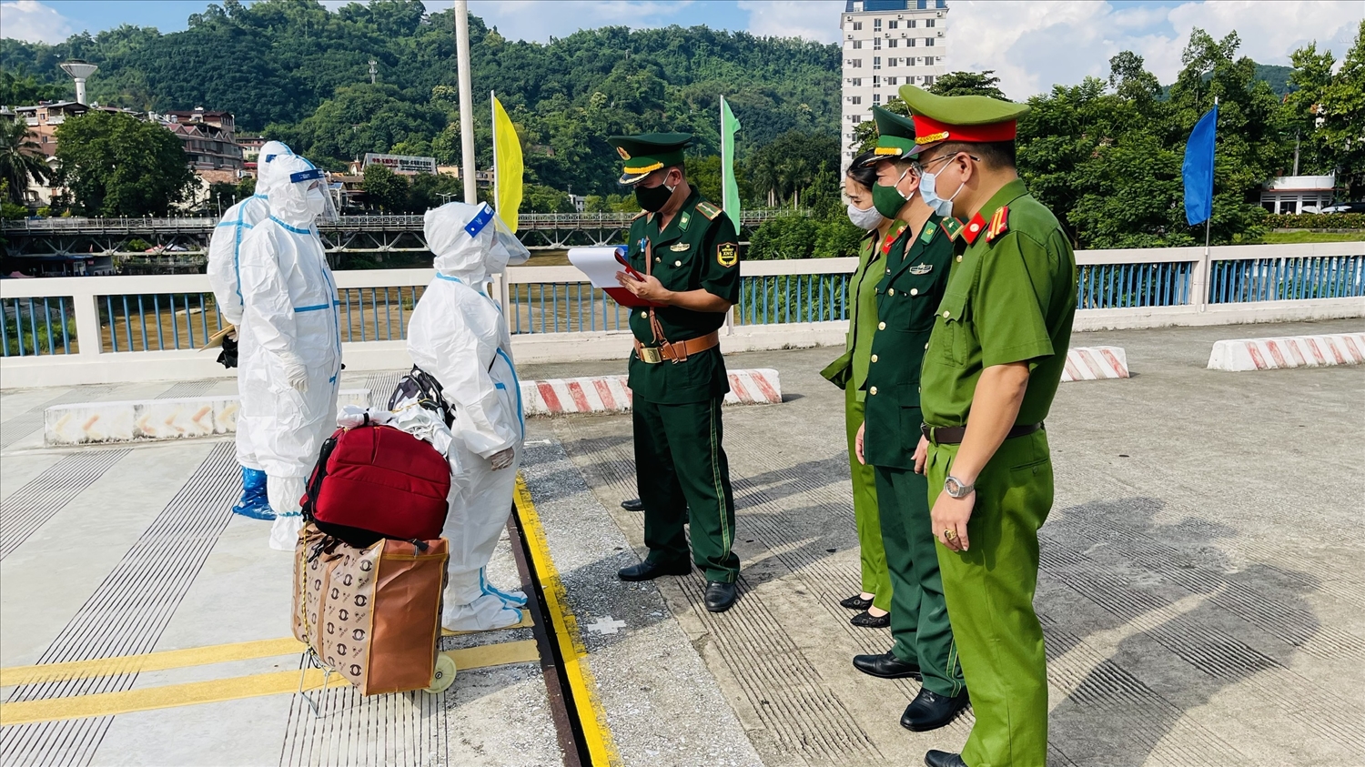Lực lượng Công an phối hợp với Đồn biên phòng cửa khẩu quốc tế Lào Cai tiếp nhận đối tượng Hà Thị Thơm do Cục Công an Hà Khẩu (Trung Quốc) trao trả