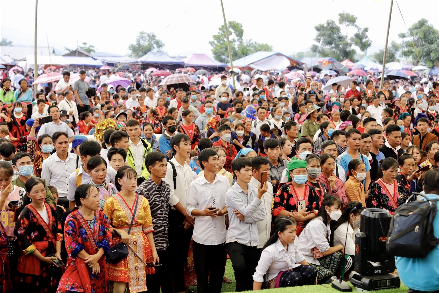 Đông đảo du khách đến tham dự "Ngày hội Văn hóa dân tộc Mông" huyện Nậm Pồ lần thứ nhất tại tỉnh Điện Biên.
