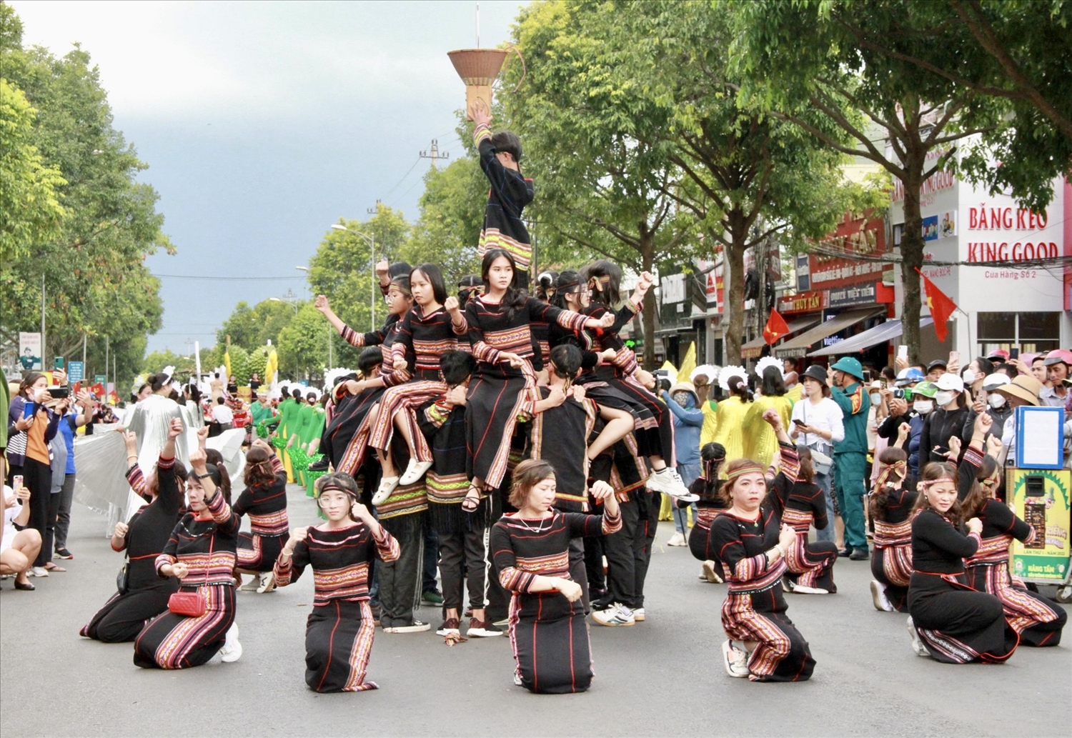 Một tiết mục múa đang đậm bản sắc của đồng bào dân tộc huyện Krông Pắc