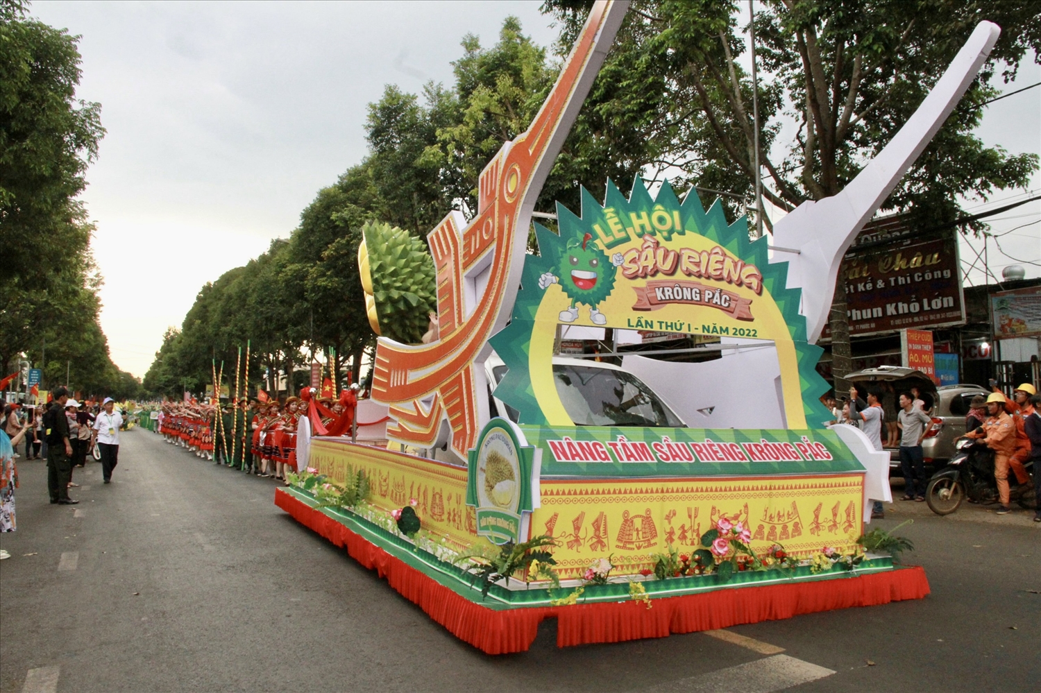 Đoàn xe của Ban Tổ chức Lễ hội mang biểu tượng đặc sản của huyện Krông Pắc là sầu riêng