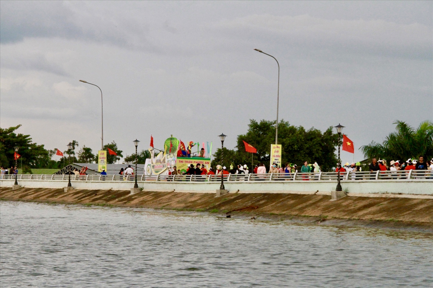 Đoàn biểu diễn sẽ đi vòng quanh hồ Tân An sau đó tập trung tại Quảng trường hồ Tân An để biểu diễn diễu hành tại đây