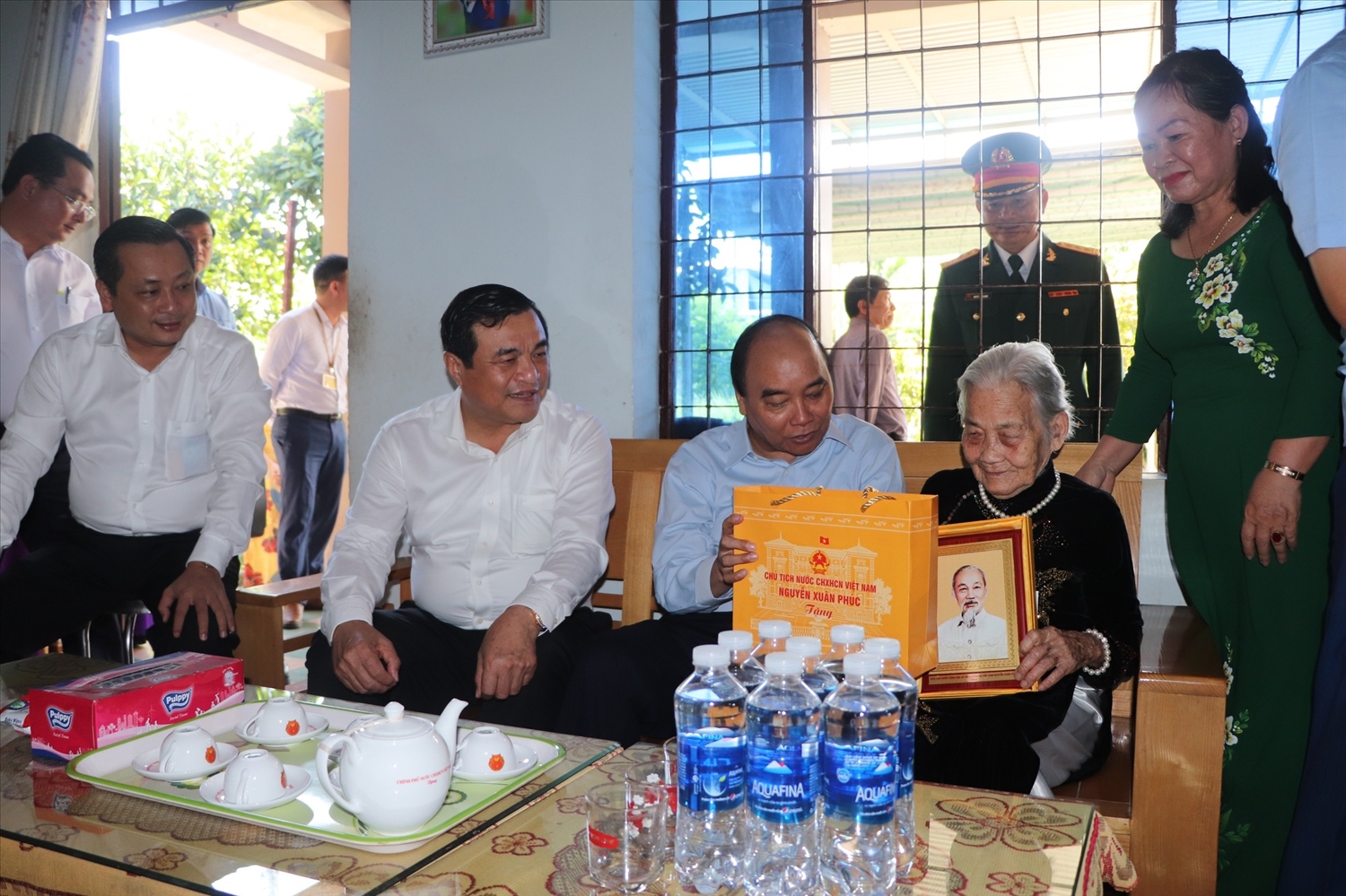 Chủ tịch nước Nguyễn Xuân Phúc đến thăm, tặng quà cho Mẹ Việt Nam Anh hùng Nguyễn Thị Mười