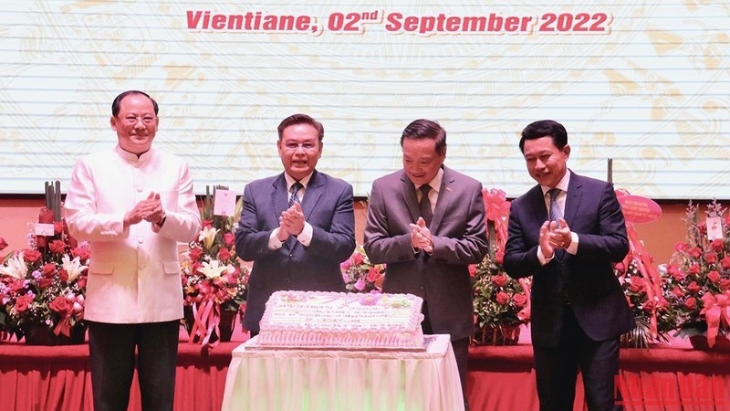 Chủ tịch Quốc hội Lào Saysomphone Phomvihane, các Phó Thủ tướng Chính phủ Lào: Sonexay Siphandone; Saleumxay Kommasith, Bộ trưởng Ngoại giao Lào và Đại sứ Nguyễn Bá Hùng