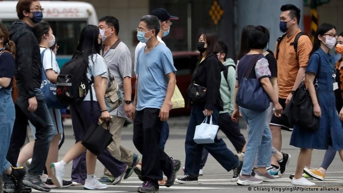 Đài Loan (Trung Quốc) đang đối mặt nguy cơ bùng phát làn sóng lây nhiễm COVID-19 mới sau 3 ngày liên tiếp số ca nhiễm mới vượt 30.000 ca/ngày (Ảnh: DW) 