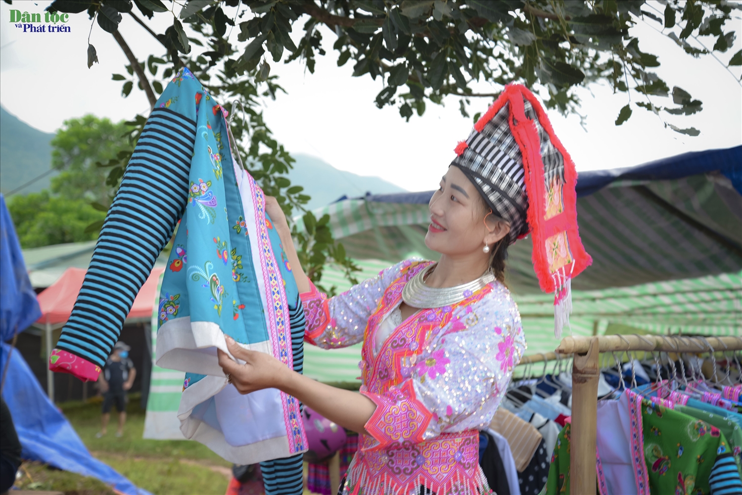 Thiếu nữ Mông chuẩn bị váy áo tham dự Ngày hội văn hóa dân tộc Mông lần thứ I - năm 2022 được tổ chức tại xã Phìn Hồ