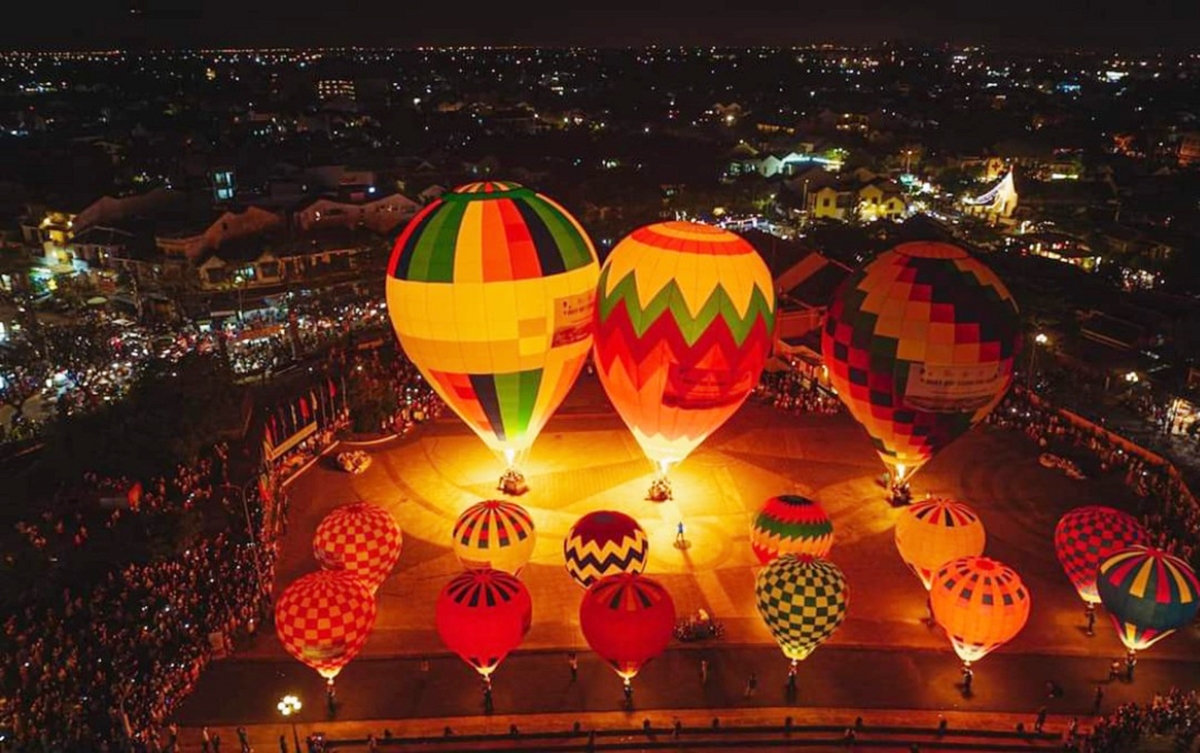 Khinh khí cầu bay lên tại đêm bế mạc rực rỡ sắc màu làm không gian Lễ hội lung linh