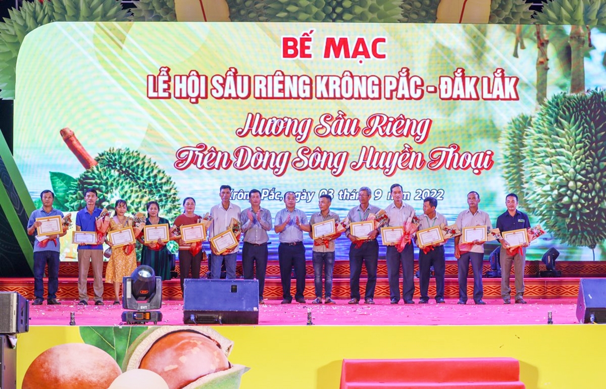 Ông Trần Hồng Tiến - Bí thư Huyện ủy huyện Krông Pắc và Đinh Xuân Diệu, Chủ tịch UBND huyện trao Giấy khen cho 20 hộ nông dân tiêu biểu
