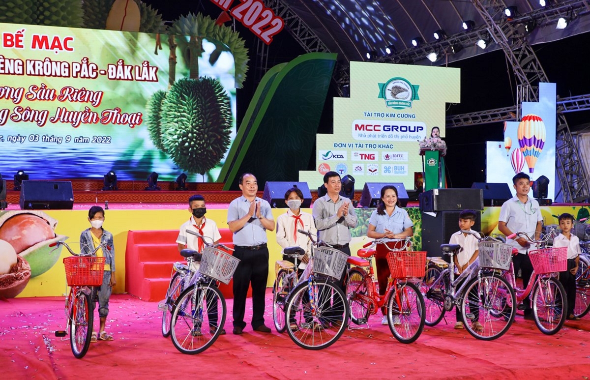 Ông Trần Hồng Tiến - Bí thư Huyện ủy huyện Krông Pắc và Đinh Xuân Diệu - Chủ tịch UBND huyện trao xe đạp cho học sinh nghèo vượt khó