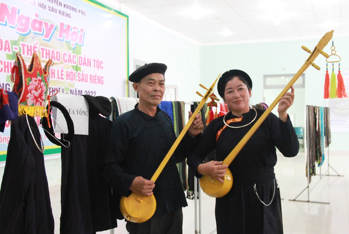 Các nghệ nhân chế tác nhạc cụ và biểu diễn nhạc cụ dân tộc cho du khách thưởng thức