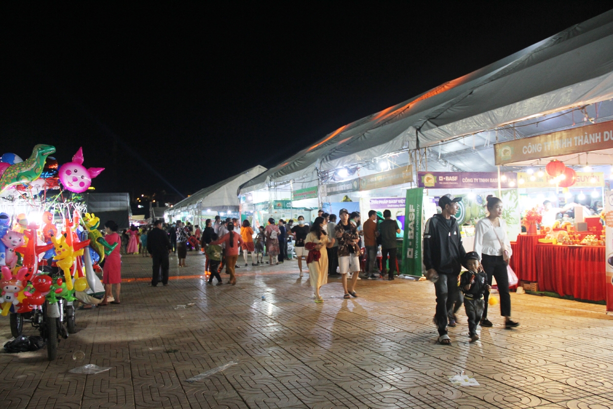 Hội chợ triển lãm các sản phẩm OCOP thu hút hàng ngàn lượt khách ghé thăm quan