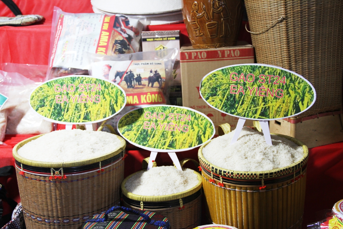 Một gian hàng trưng bày, giới thiệu loại gạo đặc sản của vùng