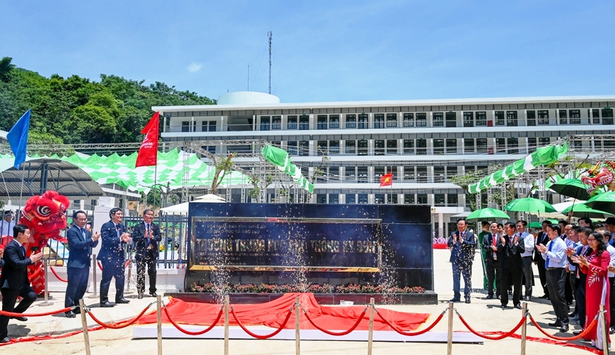 Chủ tịch Quốc hội Vương Đình Huệ và các đại biểu cắt băng khánh thành Trường THPT Kỳ Sơn