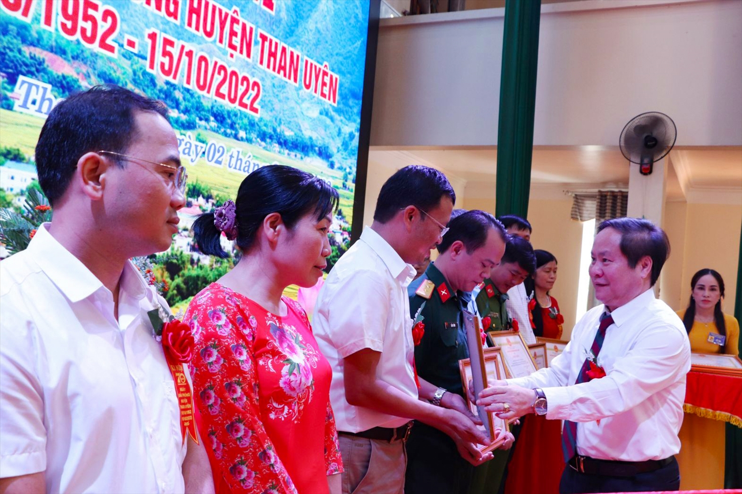Tống Thanh Hải - Phó Chủ tịch Thường trực UBND tỉnh trao tặng Bằng khen của Chủ tịch UBND tỉnh Lai Châu cho các tập thể có thành tích xuất sắc, tiêu biểu
