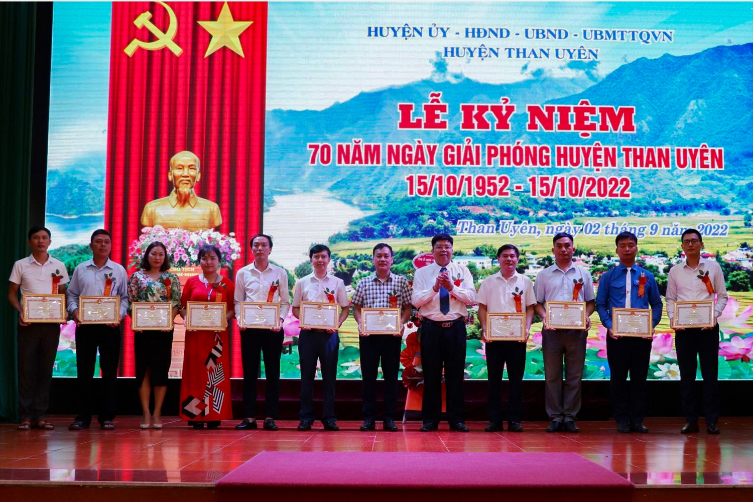Ông Lò Văn Hương - Bí thư Huyện ủy, Chủ tịch UBND huyện Than Uyên trao Giấy khen cho các tập thể có thành tích xuất sắc, tiêu biểu