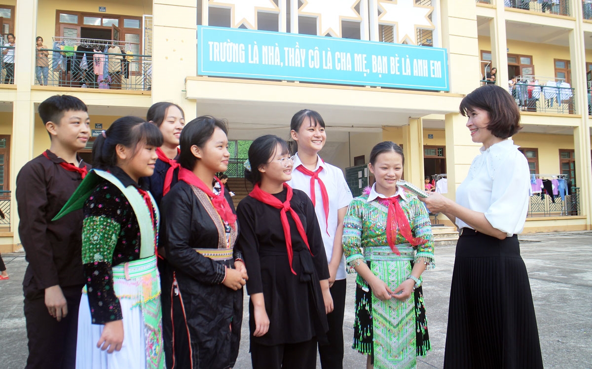 Cô và trò Trường Phổ thông dân tộc nội trú THCS Đồng Hỷ (Thái Nguyên) sinh hoạt ngoại khóa