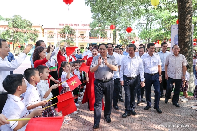 Thủ tướng Phạm Minh Chính và đoàn công tác thăm Trường tiểu học thị trấn Yên Lập - Ảnh: VGP/Nhật Bắc