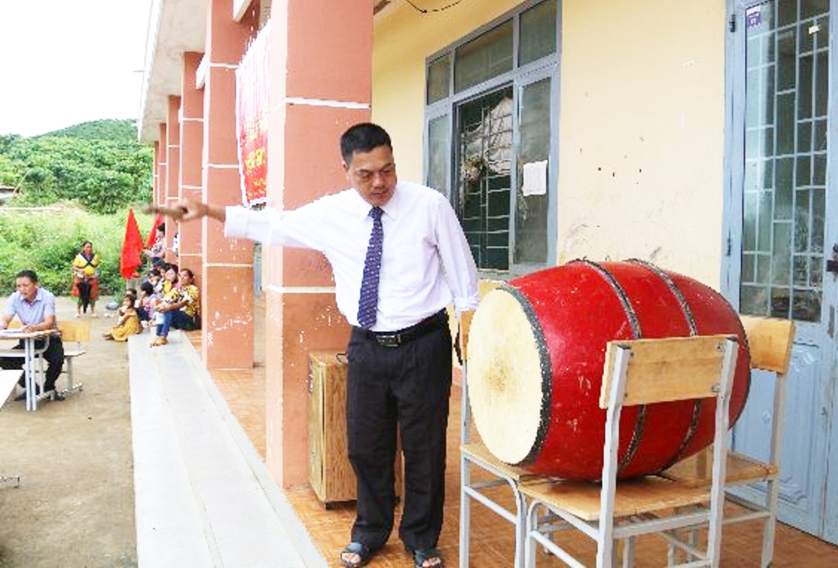 Lãnh đạo Trường Tiểu học La Văn Cầu đánh trống khai giảng năm học mới tại điểm trường cụm dân cư số 8