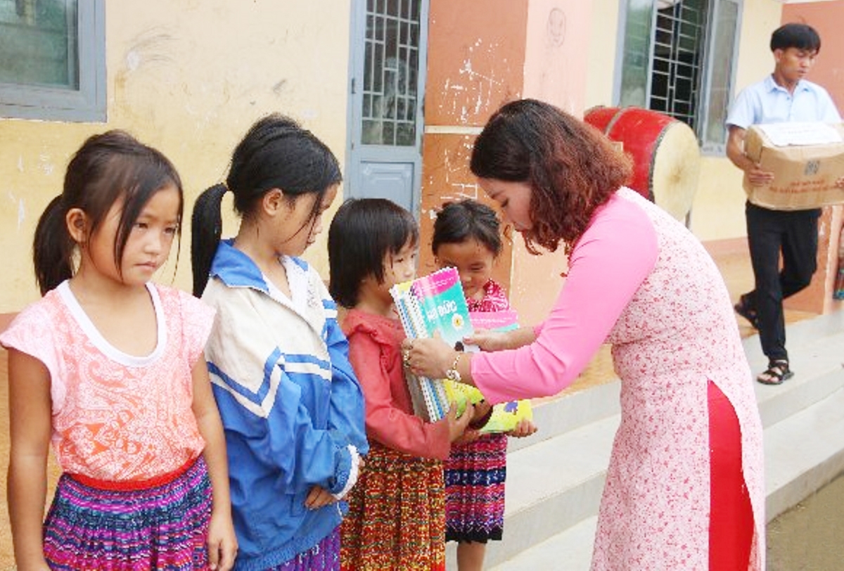 Đại diện Phòng Giáo dục - Đào tạo huyện Đắk Glong trao quà cho học sinh nhân dịp khai giảng