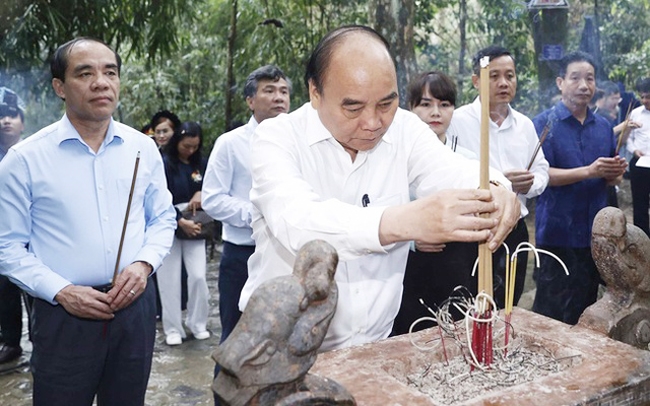 Chủ tịch nước Nguyễn Xuân Phúc cùng đoàn công tác dâng hương tưởng nhớ Chủ tịch Hồ Chí Minh tại Lán Nà Nưa trong Khu di tích lịch sử Quốc gia đặc biệt Tân Trào