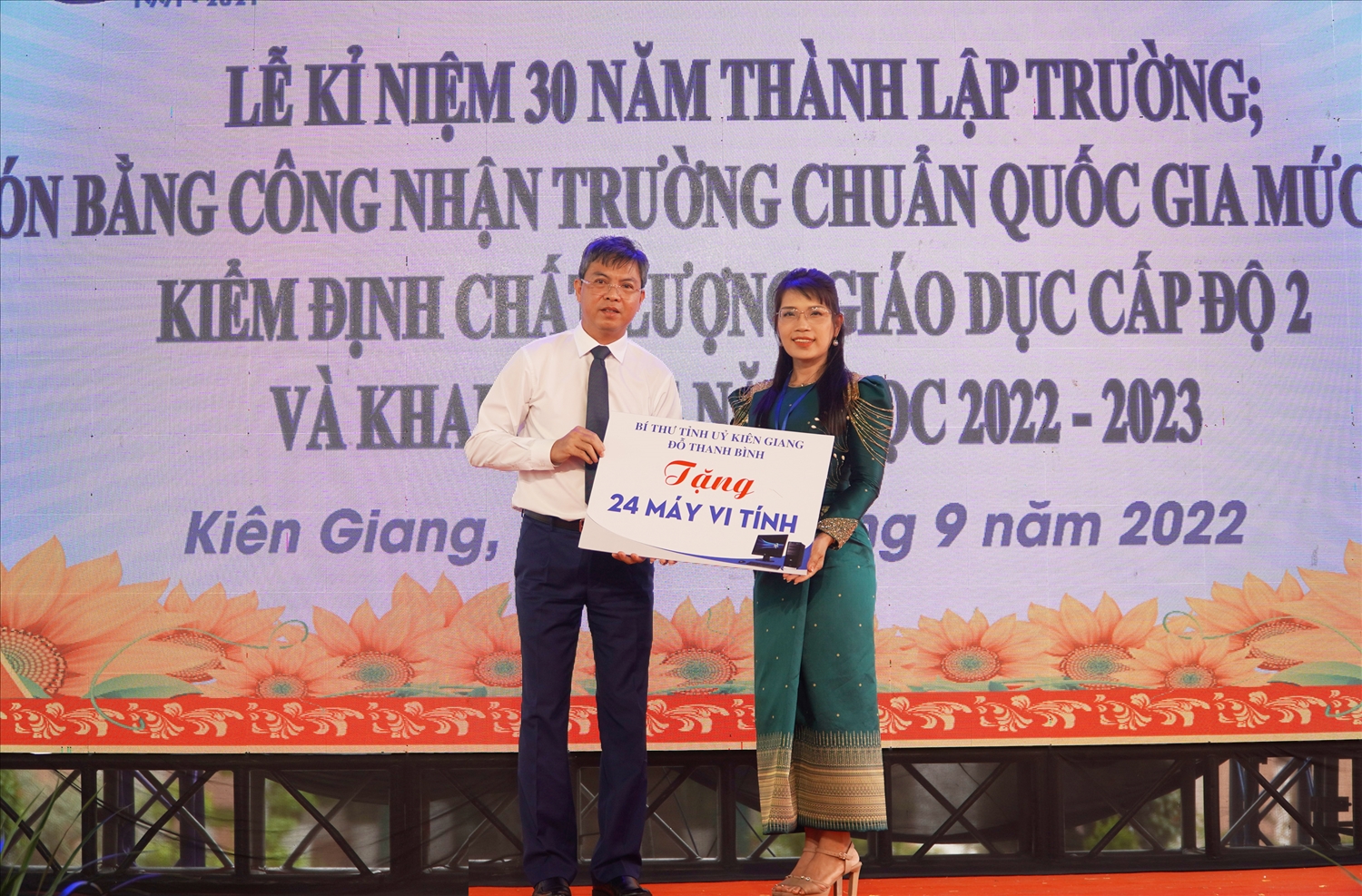 Ông Nguyễn Lưu Trung - Phó Chủ tịch UBND tỉnh Kiên Giang trao 24 bộ máy tính do Bí thư Tỉnh ủy Đỗ Thanh Bình tặng cho phòng tin học của trường