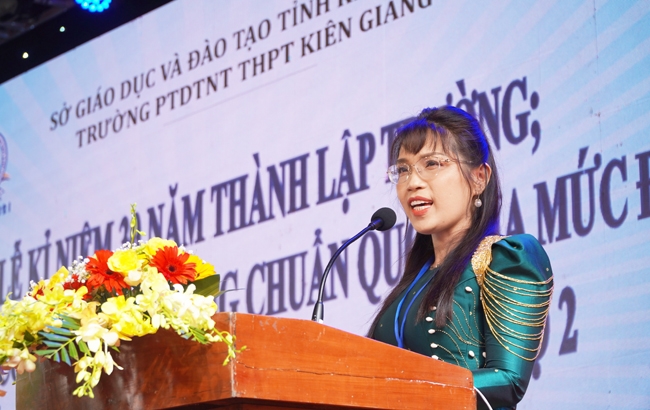 Bà Châu Quỳnh Dao - Hiệu trưởng Trường PTDT Nội trú THPT Kiên Giang báo cáo kết quả quá trình 30 năm hình thành và phát triển của trường