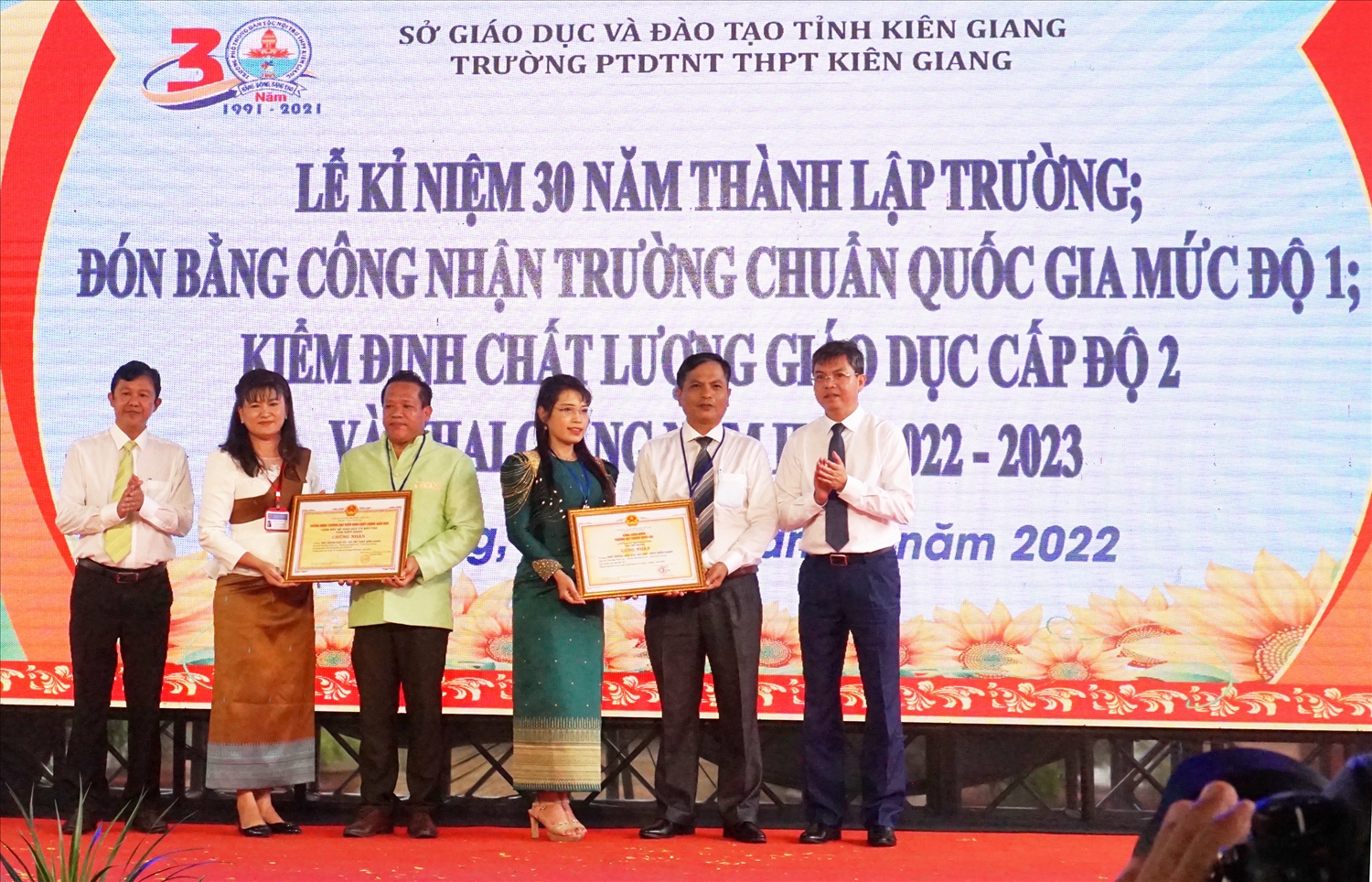 Ông Nguyễn Lưu Trung - Phó Chủ tịch UBND tỉnh Kiên Giang (bìa phải) trao Bằng công nhận trường đạt chuẩn quốc gia cho Ban Giám hiệu nhà trường 