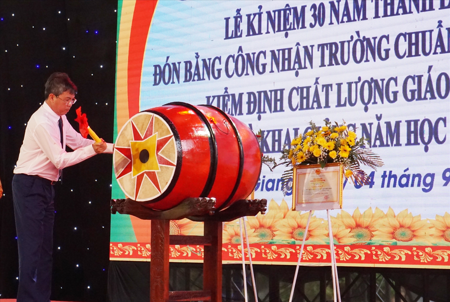 Ông Nguyễn Lưu Trung - Phó Chủ tịch UBND tỉnh Kiên Giang đánh trống thực hiện nghi thức khai giảng năm học mới