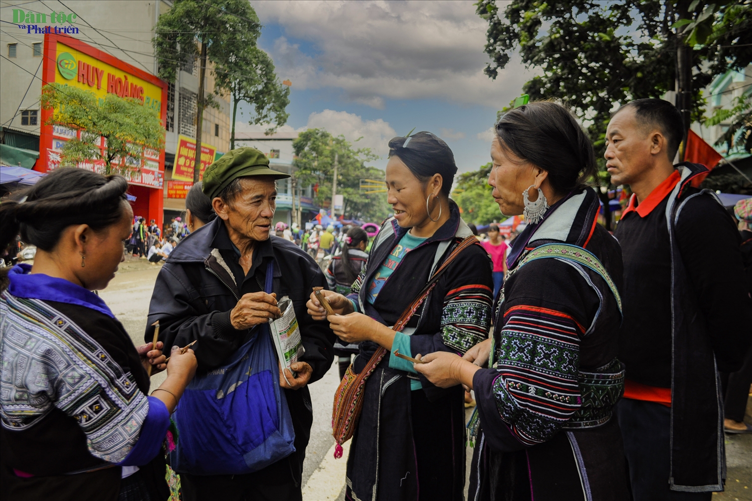 Xuống núi, vui tết Độc lập còn là dịp để bà con người Mông các vùng Lai Châu, Lào Cai, Yên Bái, Sơn La về trao đổi hàng hoá