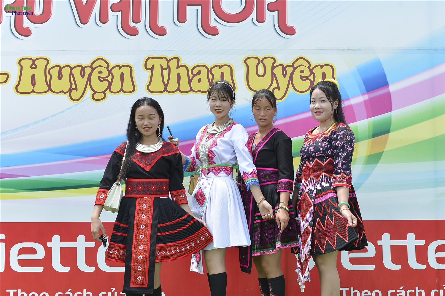 Các thiếu nữ Mông xúng xính váy áo xuống phố huyện vui Tết Độc lập