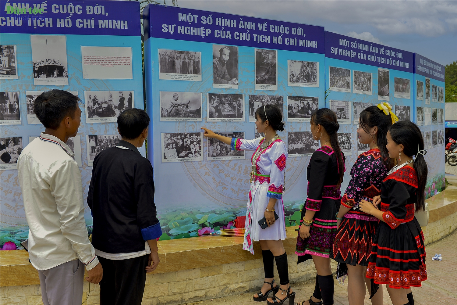 Triển lãm ảnh về đề tài Đảng, Bác Hồ và lịch sử dân tộc thu hút đông đảo người dân đến tìm hiểu