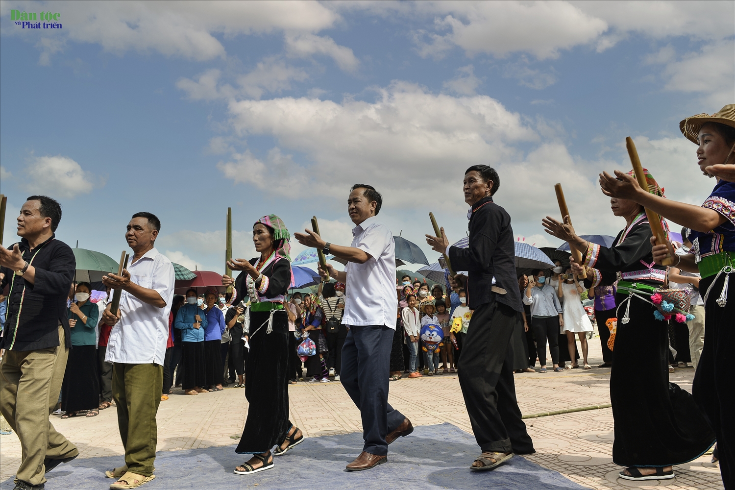 Du khách và đại biểu say trong vũ điệu “mừng cơm mới” của đồng bào Khơ Mú tại không gian văn hoá