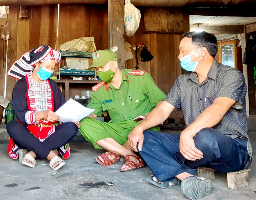 Lực lượng công an phối hợp với Người có uy tín tuyên truyền, phổ biến pháp luật cho người dân xã Tiên Nguyên (huyện Quang Bình, tỉnh Hà Giang)